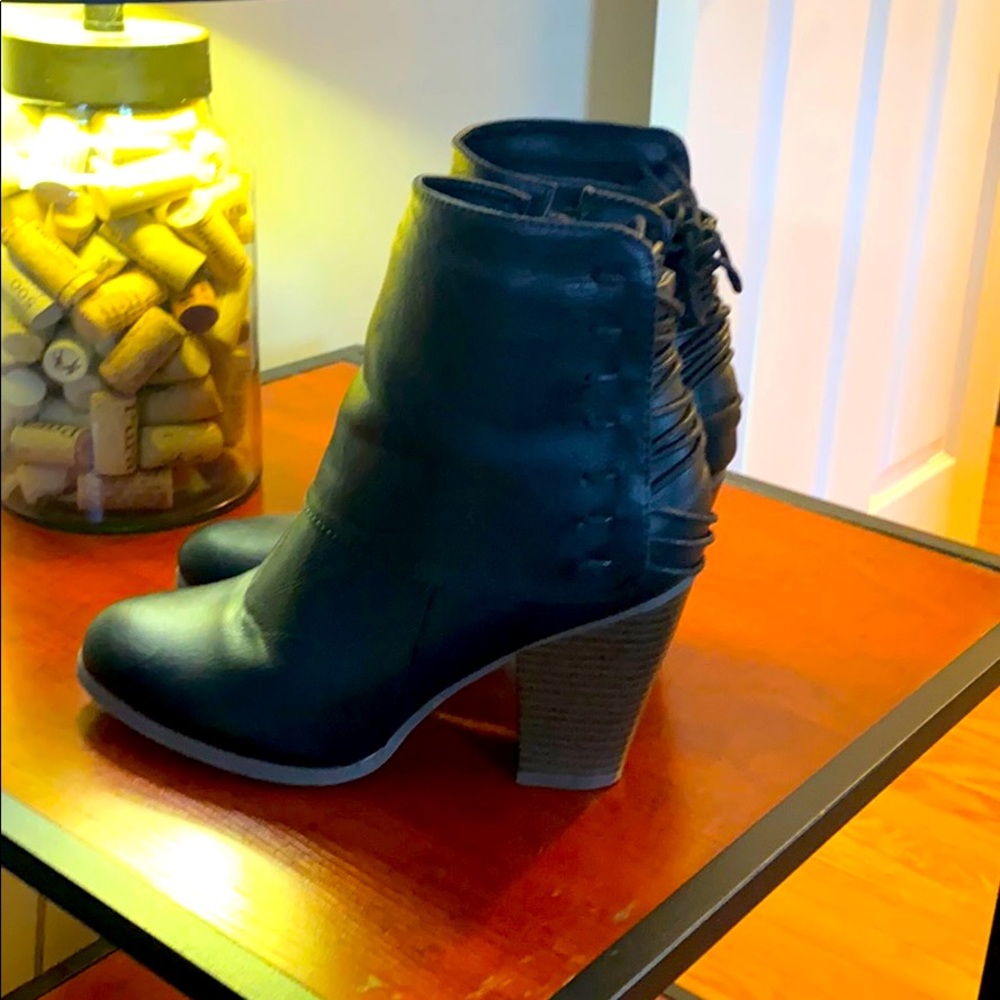 Black chunky bootie heel w/laceup back design 8.5